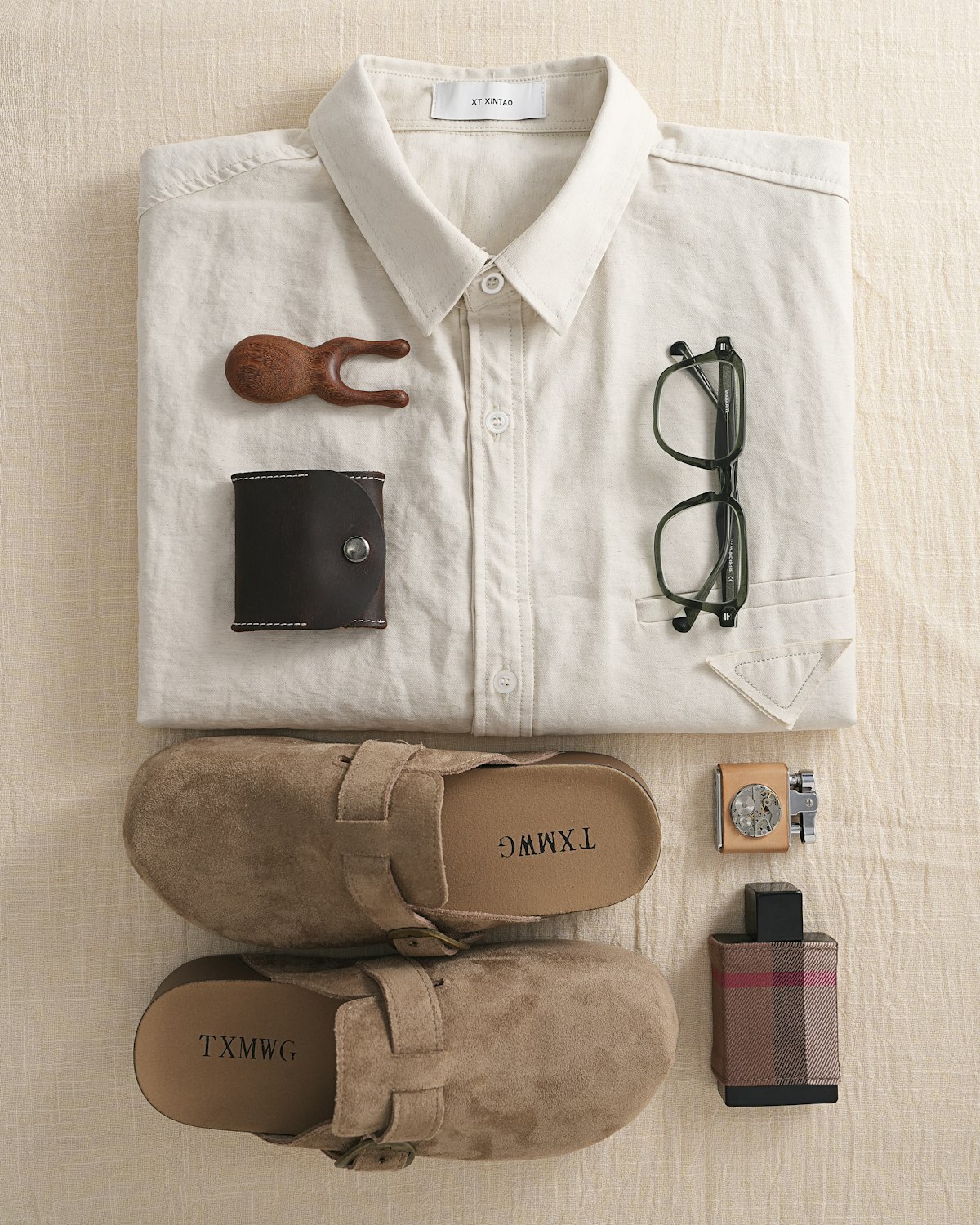 White linen shirt with a boxy cut, a camp collar and a straight hem
